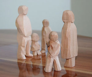 Aufstellungsarbeit mit Holzfiguren